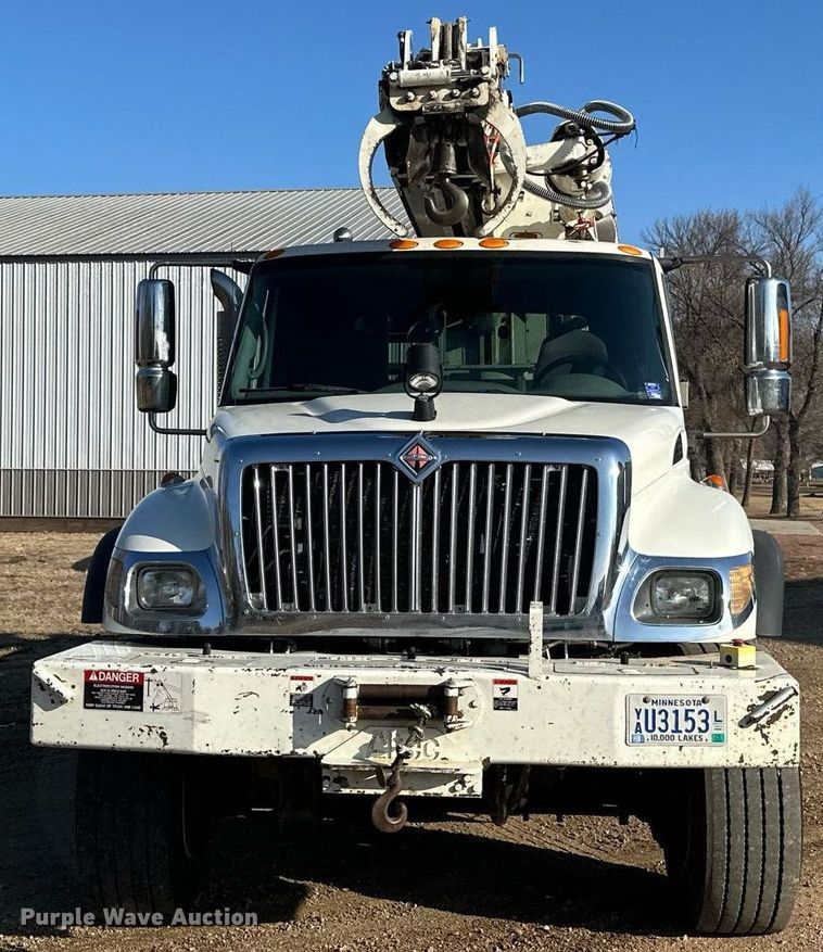 image for item DV0650 2005 International 7400 digger derrick truck