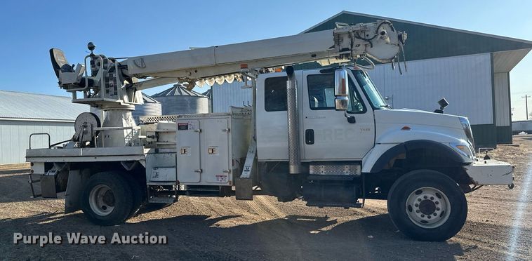 image for item DV0650 2005 International 7400 digger derrick truck