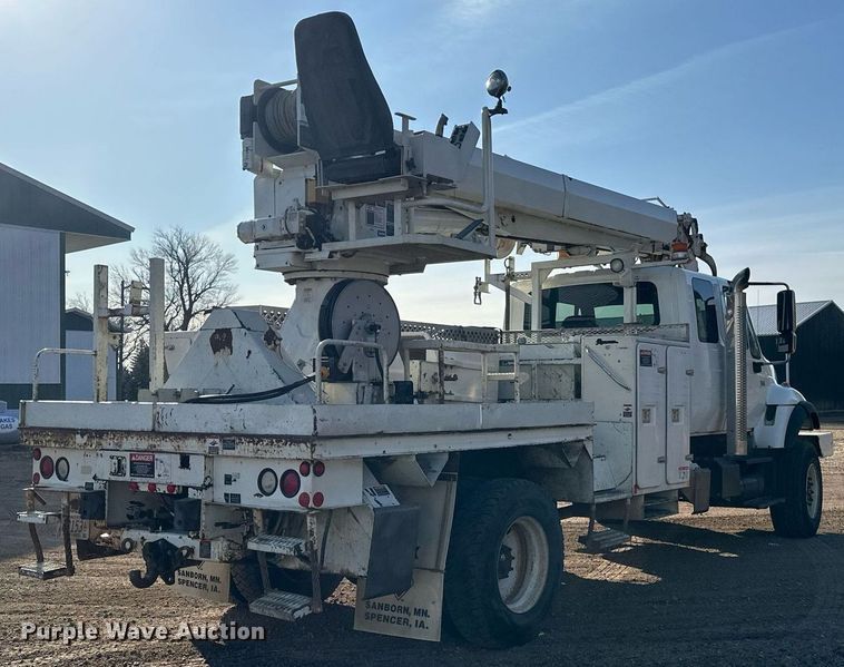 image for item DV0650 2005 International 7400 digger derrick truck