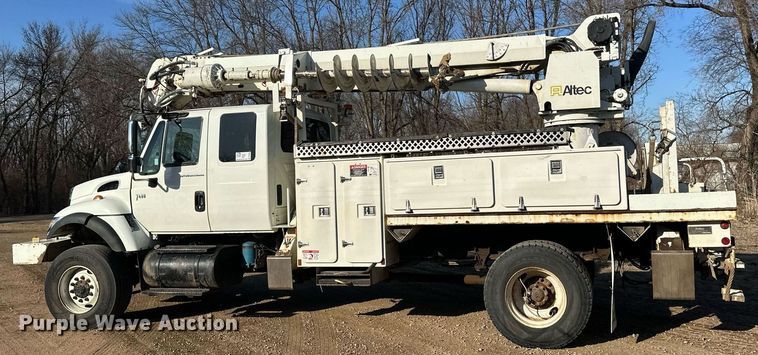 image for item DV0650 2005 International 7400 digger derrick truck