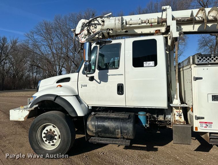 image for item DV0650 2005 International 7400 digger derrick truck