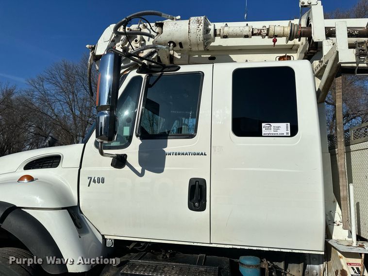 image for item DV0650 2005 International 7400 digger derrick truck