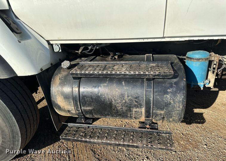 image for item DV0650 2005 International 7400 digger derrick truck