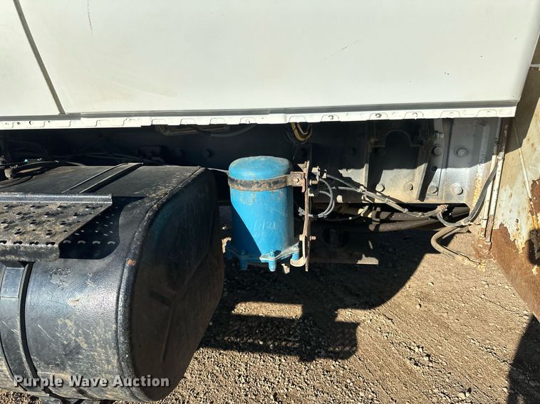 image for item DV0650 2005 International 7400 digger derrick truck