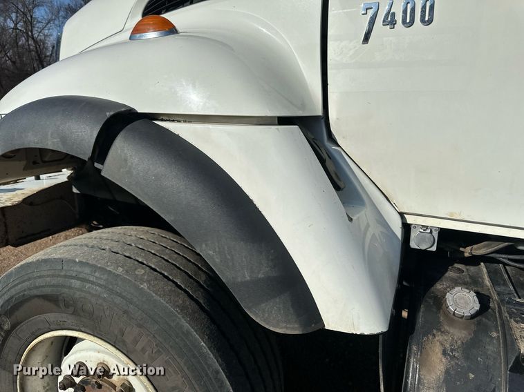 image for item DV0650 2005 International 7400 digger derrick truck