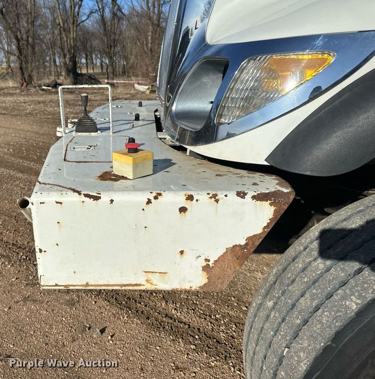 image for item DV0650 2005 International 7400 digger derrick truck