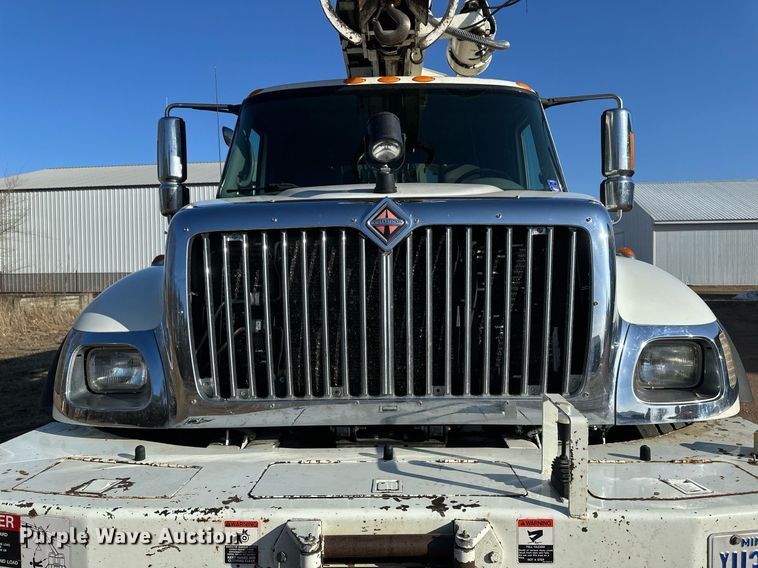 image for item DV0650 2005 International 7400 digger derrick truck