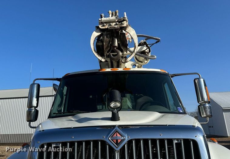 image for item DV0650 2005 International 7400 digger derrick truck