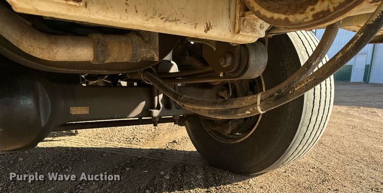 image for item DV0650 2005 International 7400 digger derrick truck