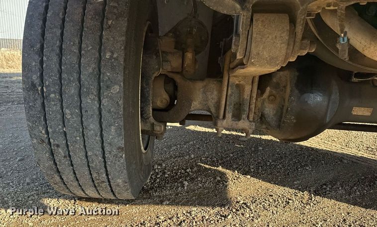 image for item DV0650 2005 International 7400 digger derrick truck