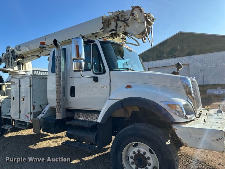 image for item DV0650 2005 International 7400 digger derrick truck