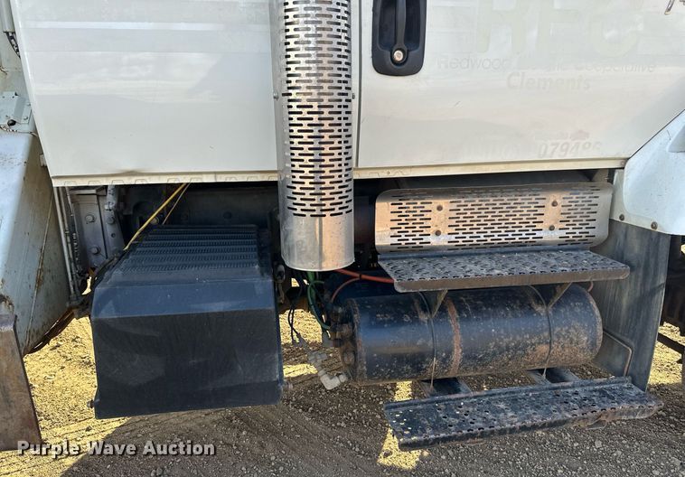 image for item DV0650 2005 International 7400 digger derrick truck