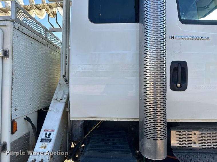 image for item DV0650 2005 International 7400 digger derrick truck