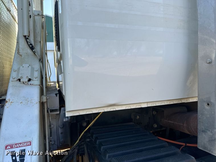 image for item DV0650 2005 International 7400 digger derrick truck