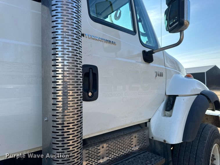 image for item DV0650 2005 International 7400 digger derrick truck