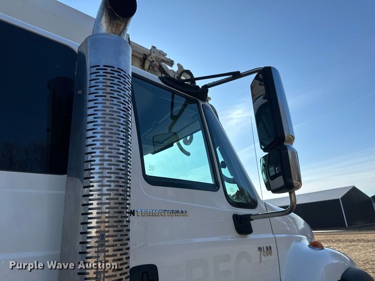 image for item DV0650 2005 International 7400 digger derrick truck