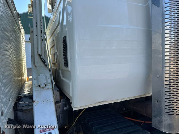 image for item DV0650 2005 International 7400 digger derrick truck