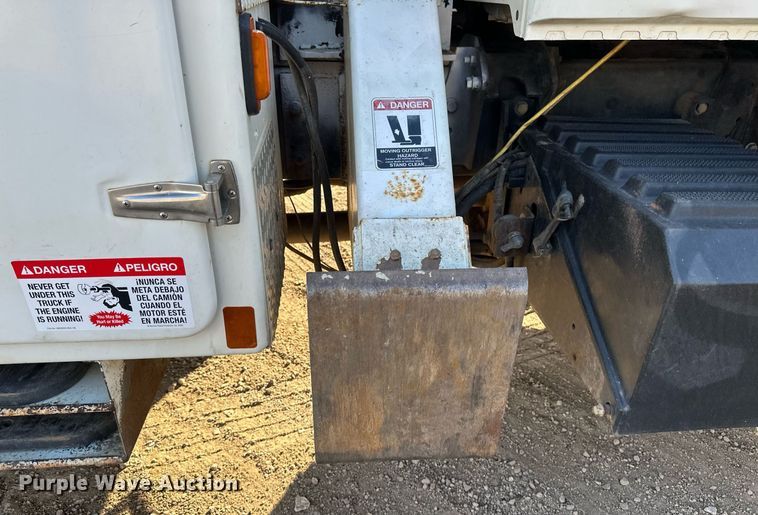 image for item DV0650 2005 International 7400 digger derrick truck