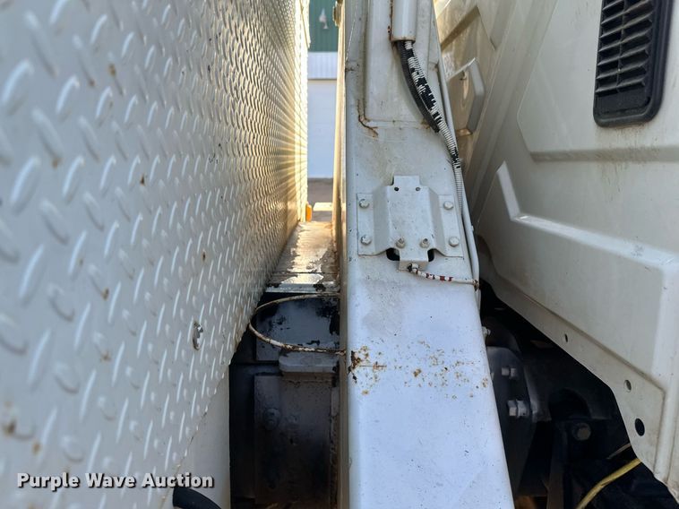 image for item DV0650 2005 International 7400 digger derrick truck