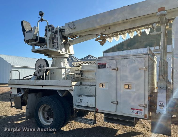 image for item DV0650 2005 International 7400 digger derrick truck