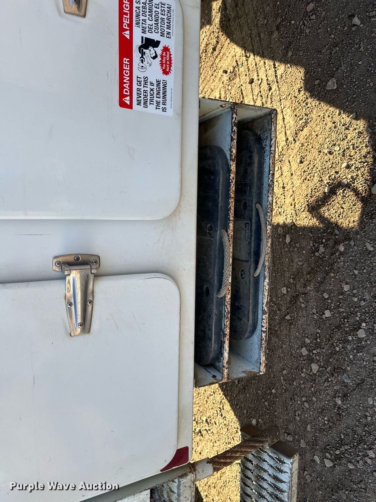 image for item DV0650 2005 International 7400 digger derrick truck