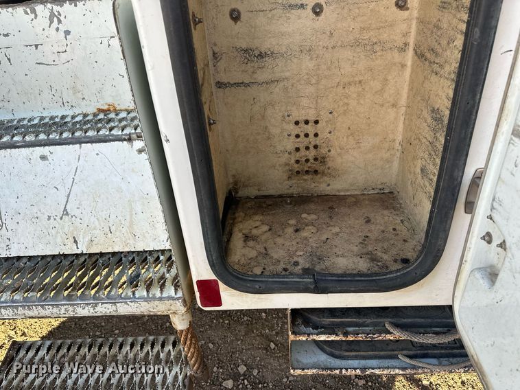 image for item DV0650 2005 International 7400 digger derrick truck