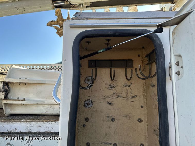 image for item DV0650 2005 International 7400 digger derrick truck