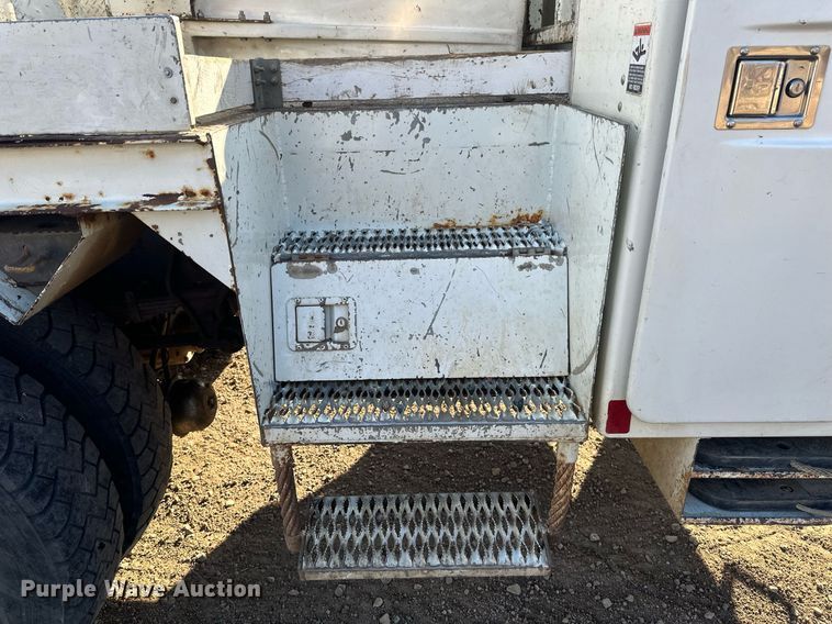 image for item DV0650 2005 International 7400 digger derrick truck