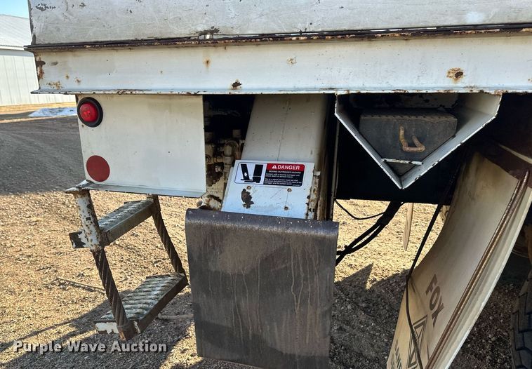 image for item DV0650 2005 International 7400 digger derrick truck