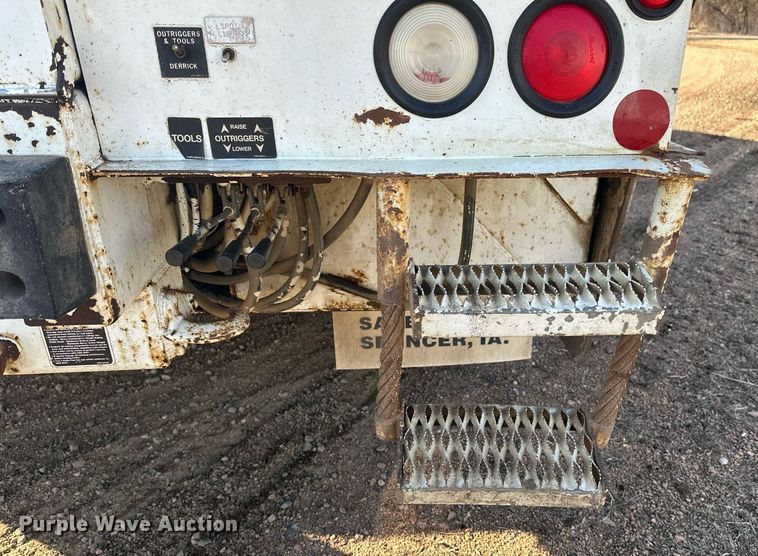 image for item DV0650 2005 International 7400 digger derrick truck