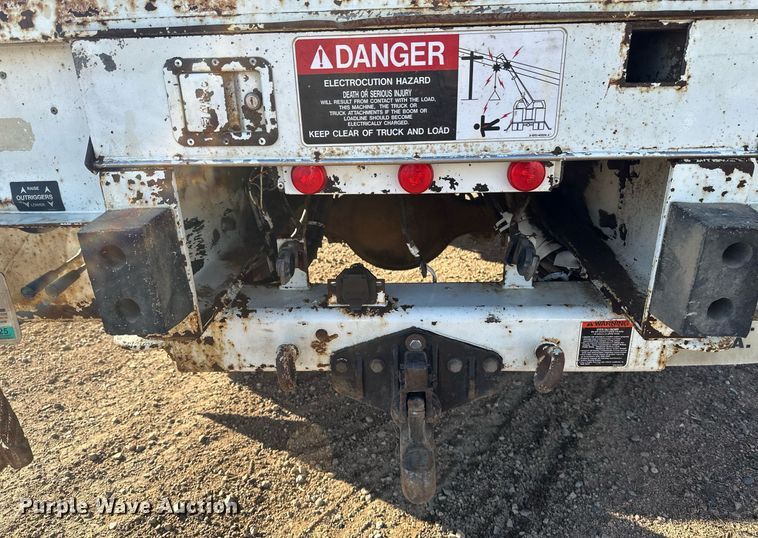 image for item DV0650 2005 International 7400 digger derrick truck