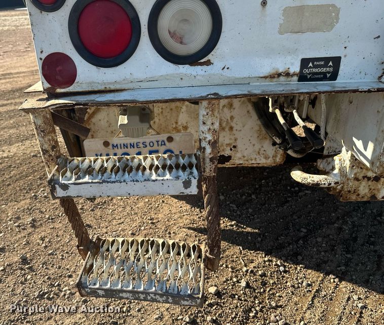 image for item DV0650 2005 International 7400 digger derrick truck