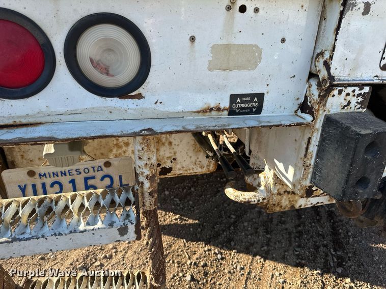 image for item DV0650 2005 International 7400 digger derrick truck