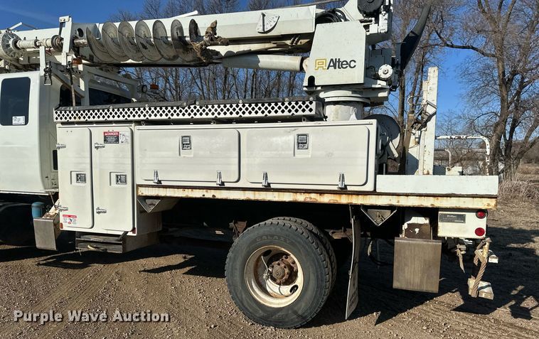 image for item DV0650 2005 International 7400 digger derrick truck