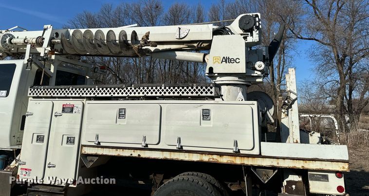 image for item DV0650 2005 International 7400 digger derrick truck