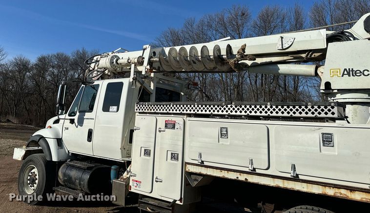 image for item DV0650 2005 International 7400 digger derrick truck