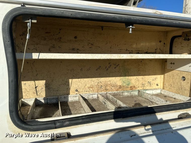 image for item DV0650 2005 International 7400 digger derrick truck