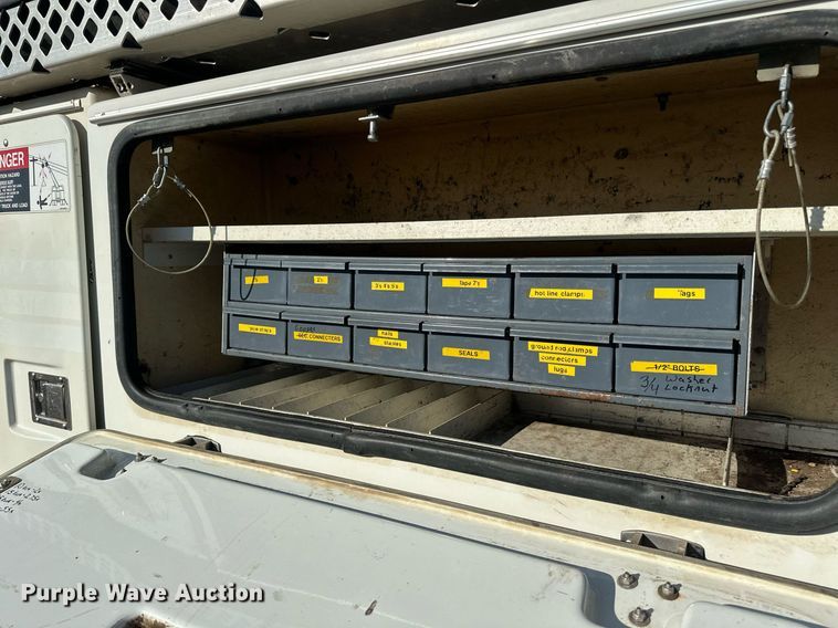 image for item DV0650 2005 International 7400 digger derrick truck