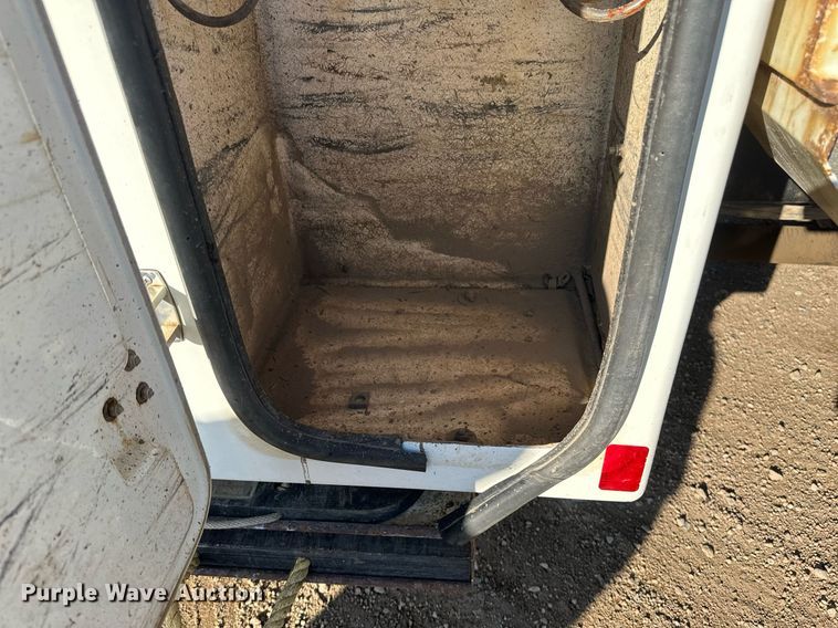 image for item DV0650 2005 International 7400 digger derrick truck