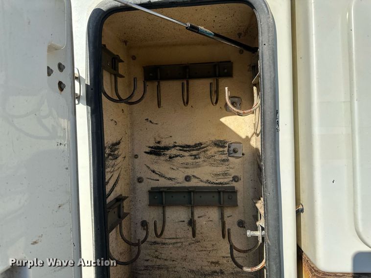 image for item DV0650 2005 International 7400 digger derrick truck