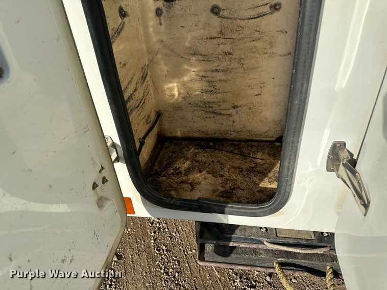 image for item DV0650 2005 International 7400 digger derrick truck