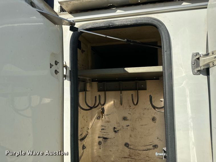 image for item DV0650 2005 International 7400 digger derrick truck