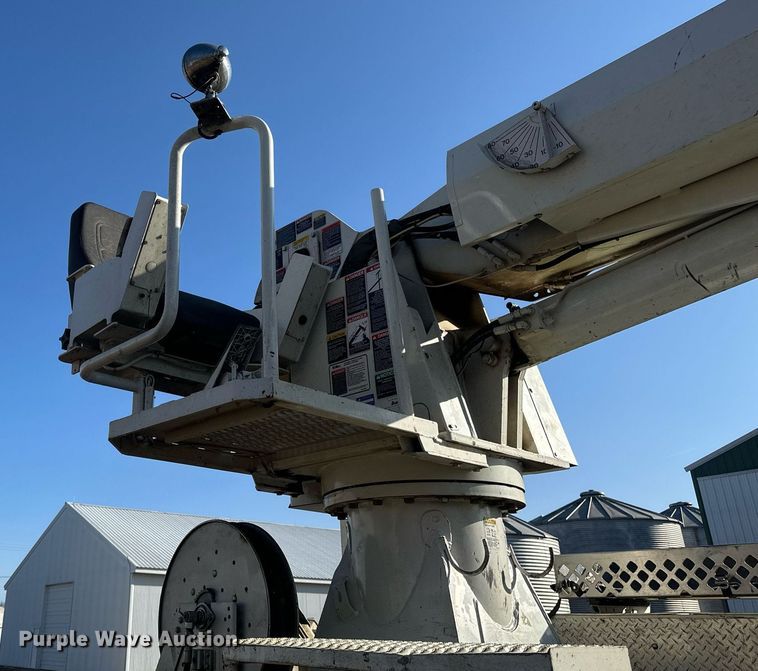 image for item DV0650 2005 International 7400 digger derrick truck