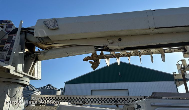 image for item DV0650 2005 International 7400 digger derrick truck