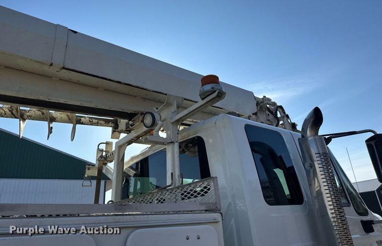 image for item DV0650 2005 International 7400 digger derrick truck