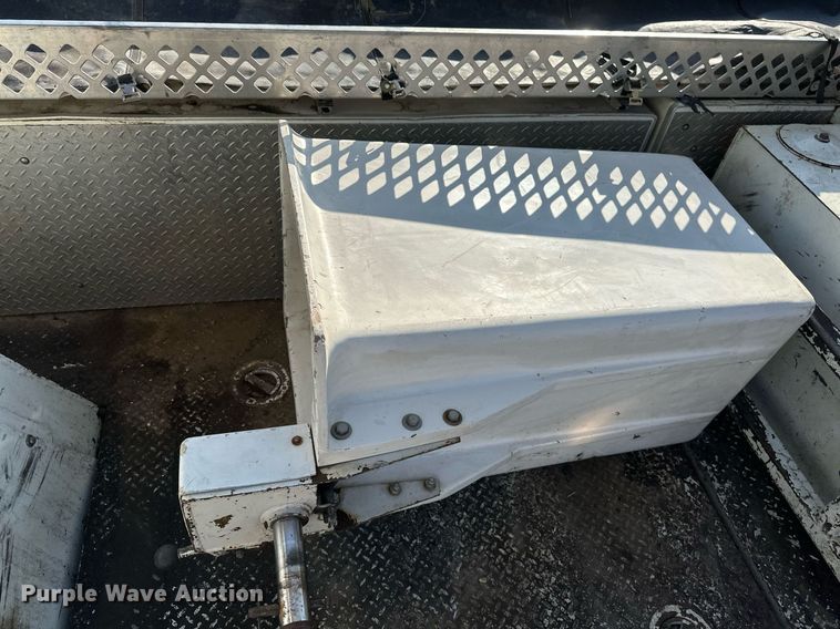 image for item DV0650 2005 International 7400 digger derrick truck