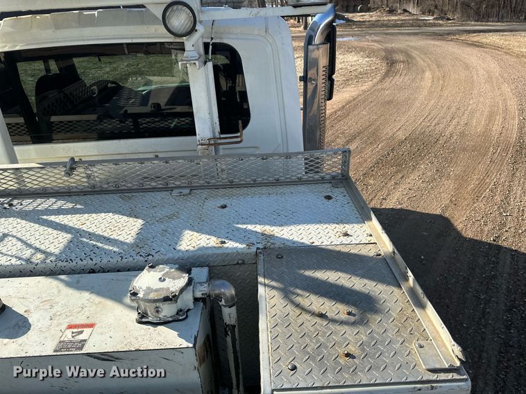 image for item DV0650 2005 International 7400 digger derrick truck