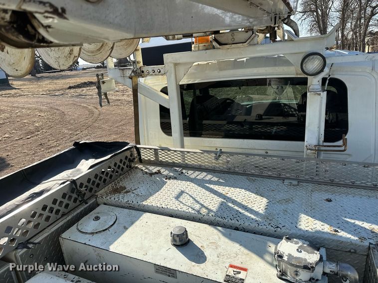 image for item DV0650 2005 International 7400 digger derrick truck