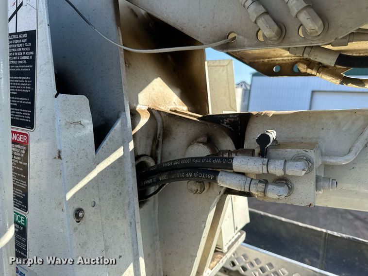 image for item DV0650 2005 International 7400 digger derrick truck