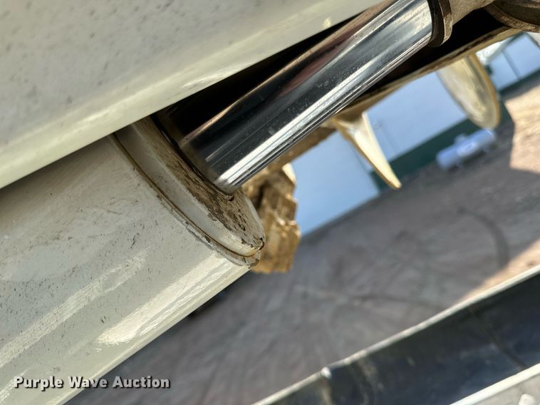 image for item DV0650 2005 International 7400 digger derrick truck